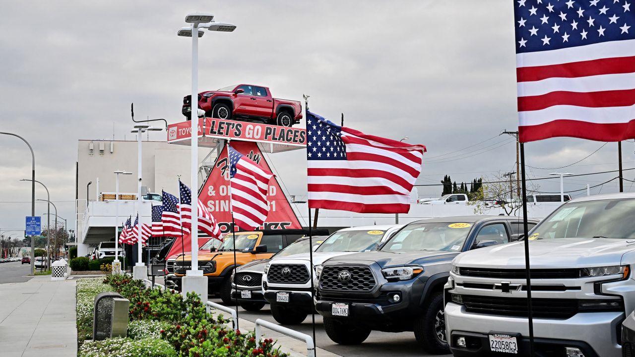 Bandeiras dos EUA em concessionária de carros