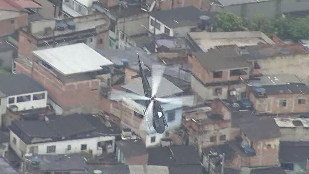 Helicóptero da Polícia Civil durante operação na Vila Aliança na manhã desta quinta (20)