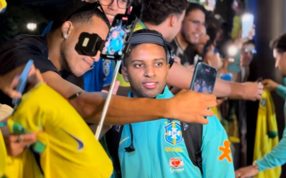 Rodrigo tira foto com torcedor brasileiro na chegada da Seleção a Buenos Aires
