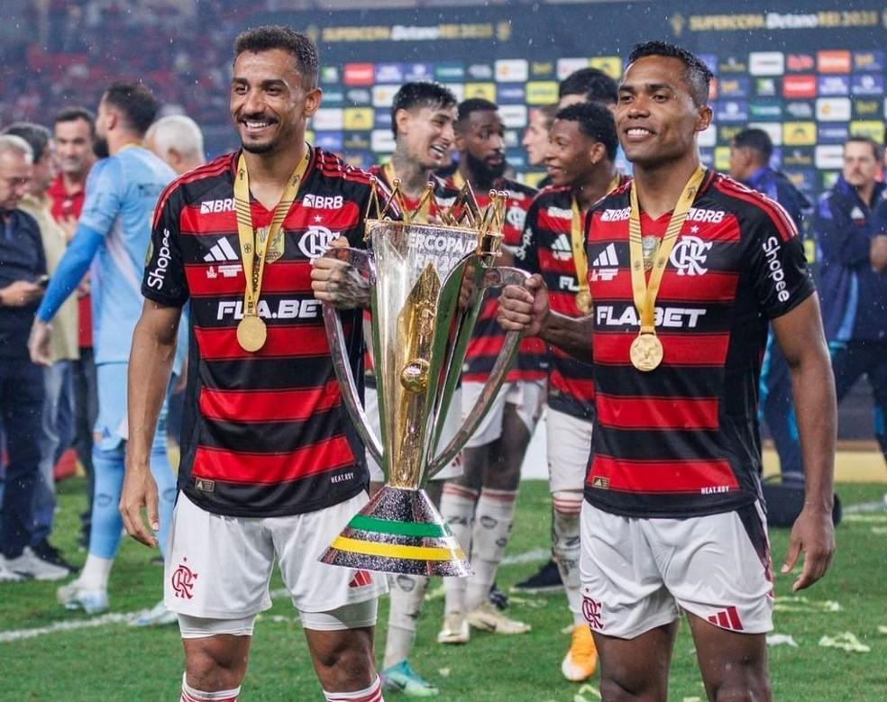 Danilo e Alex Sandro posam com troféu da Supercopa pelo Flamengo