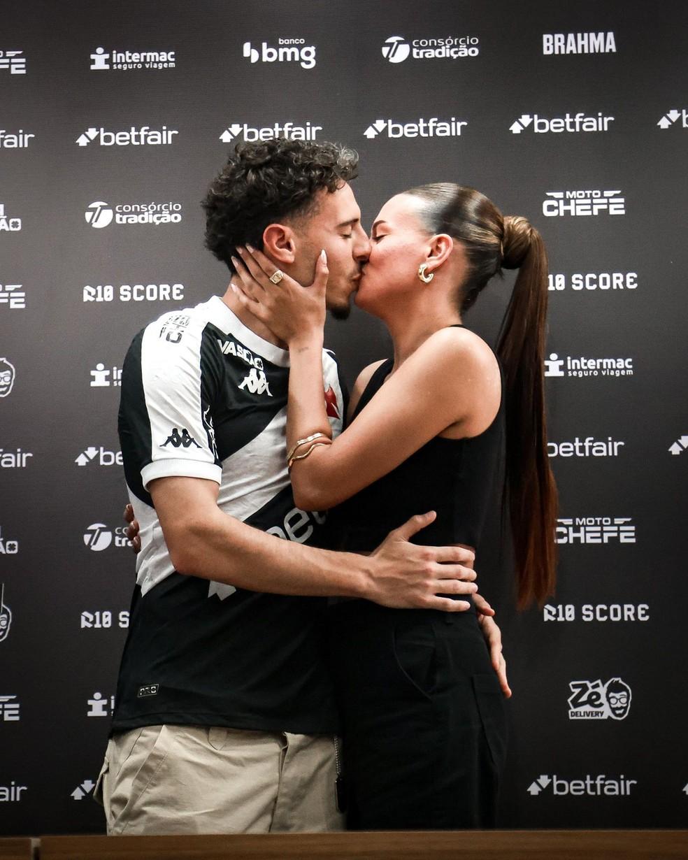 Nuno Moreira e a namorada, Inês Ferreira, na apresentação do jogador no Vasco