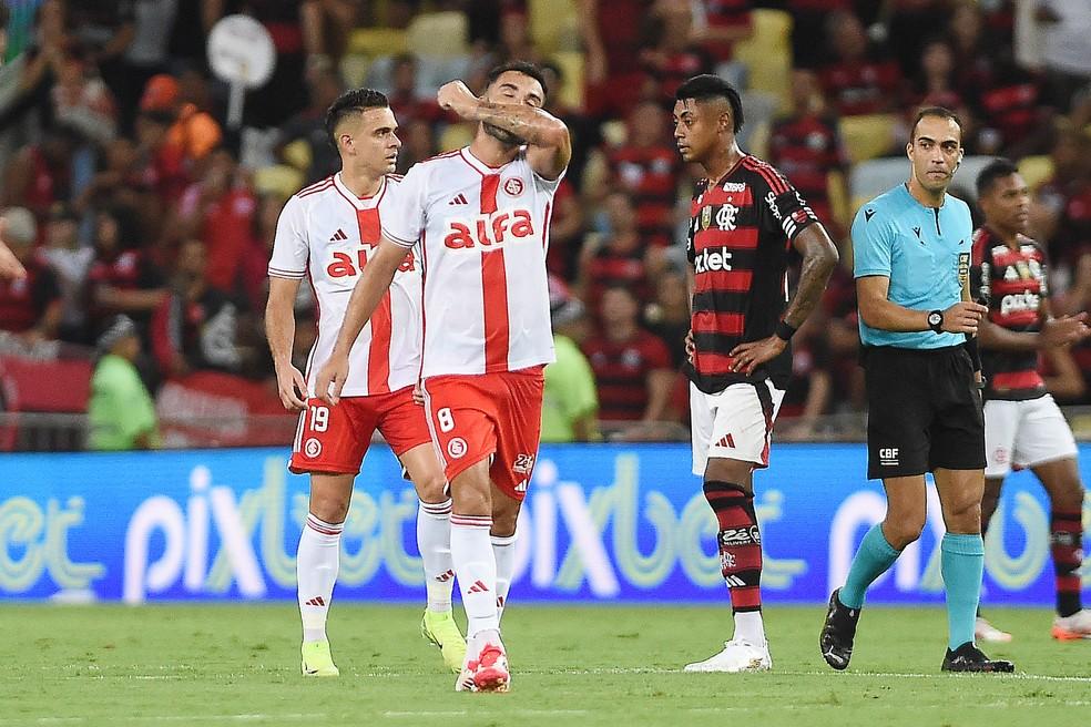 Bruno Henrique comemora o gol do Inter contra o Flamengo