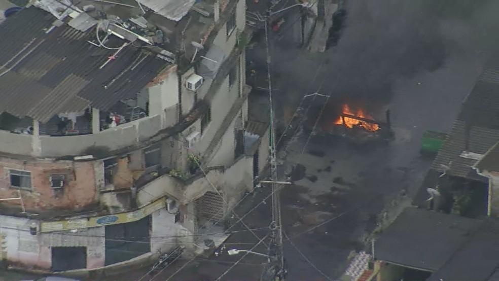 Criminosos atearam fogo em barricadas durante operação da polícia na Vila Aliança