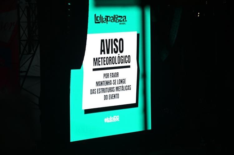 Lollapalooza: aviso pede para fãs se afastarem de estrutura durante chuva.