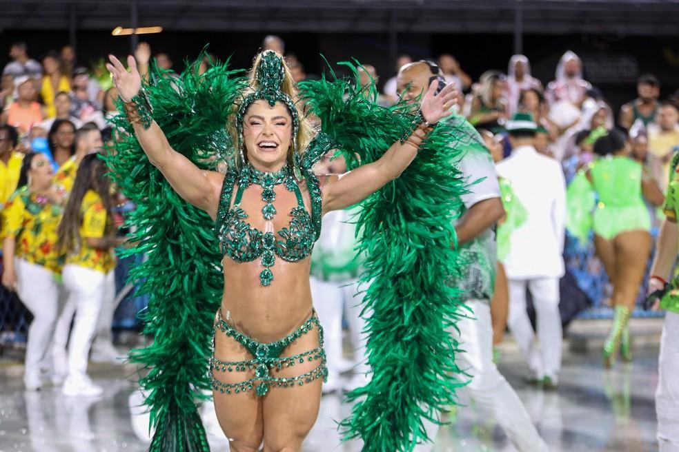 Fabíola de Andrade na Sapucaí, emocionada durante o desfile.