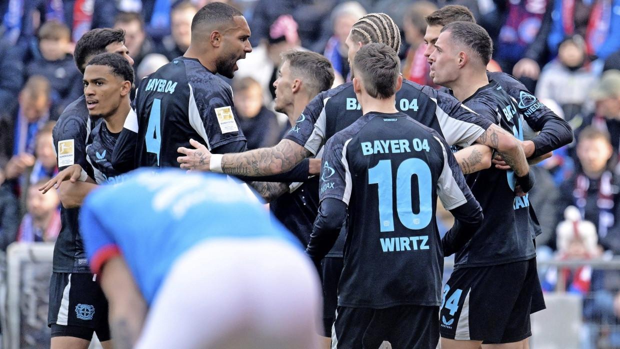 Jogadores do Bayer Leverkusen em ação