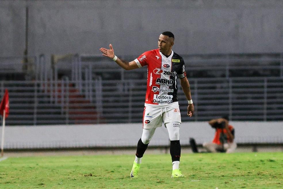 Ciel comemora primeiro gol do Ferroviário contra o CRB