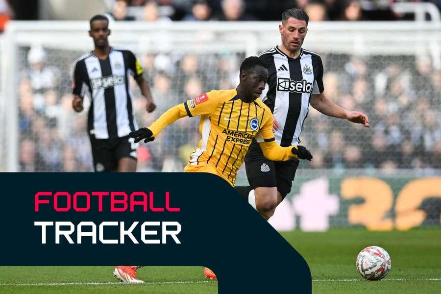 Yankuba Minteh com a bola nos estágios iniciais