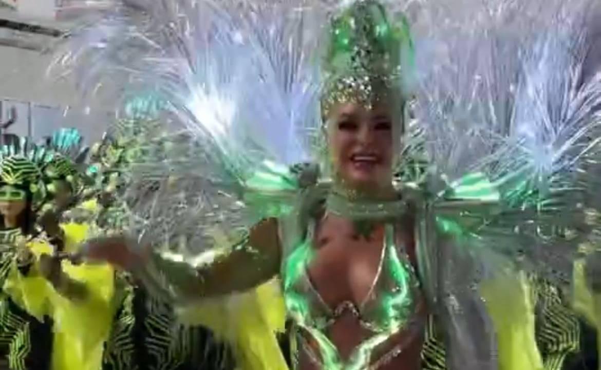 Fabíola de Andrade em homenagem ao marido durante o desfile.