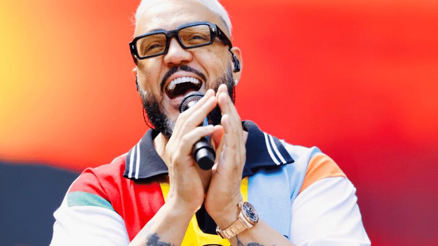 Belo durante show no CarnaUOL 2025.