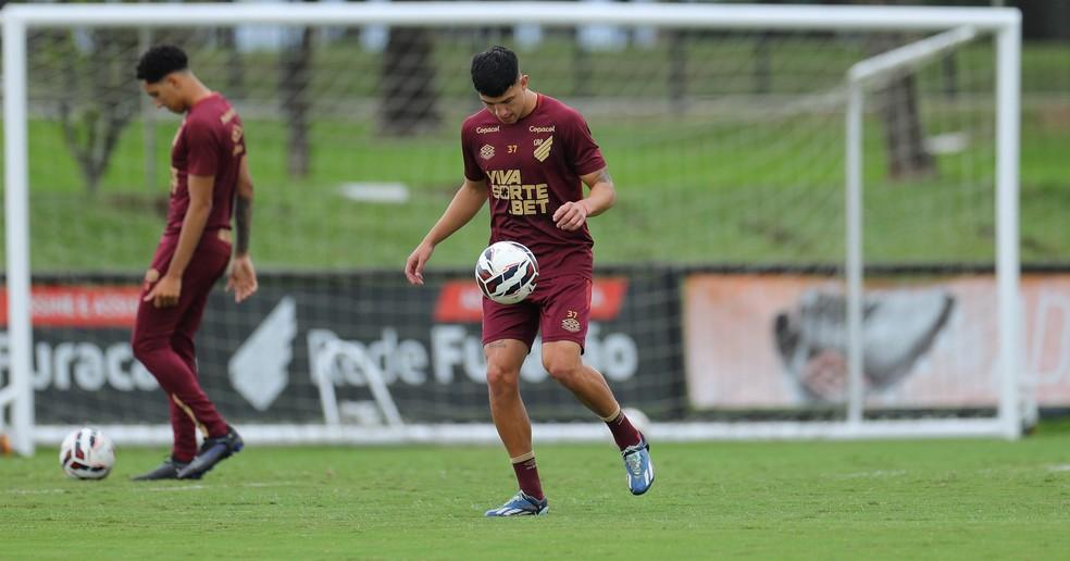 Esquivel em treino do Athletico