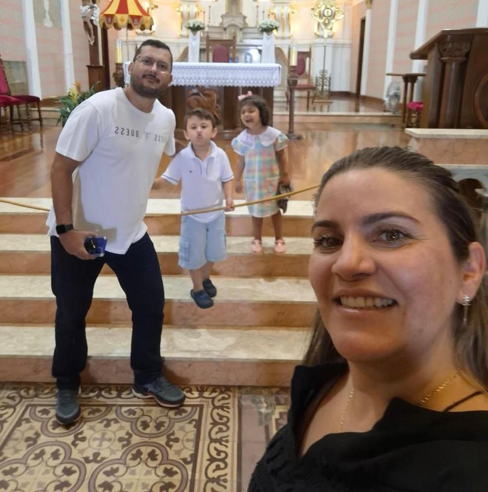 Milena Pinheiro Narciso Ballerini Fernandes acompanhada pelos filhos e marido.