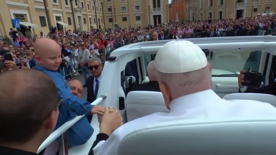 Papa Francisco cumprimenta a multidão animada da Páscoa no papamóvel enquanto se recupera de pneumonia.