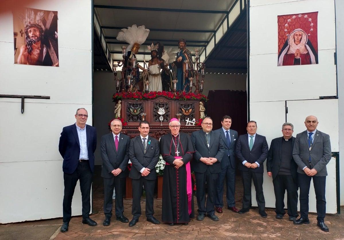 Saiz Meneses, na porta da parroquia de Jesús Obrero.