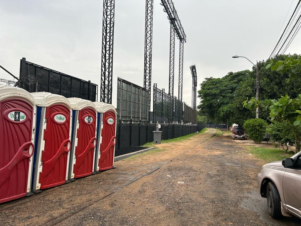 Trilho que passa por trás do estádio do Libertad