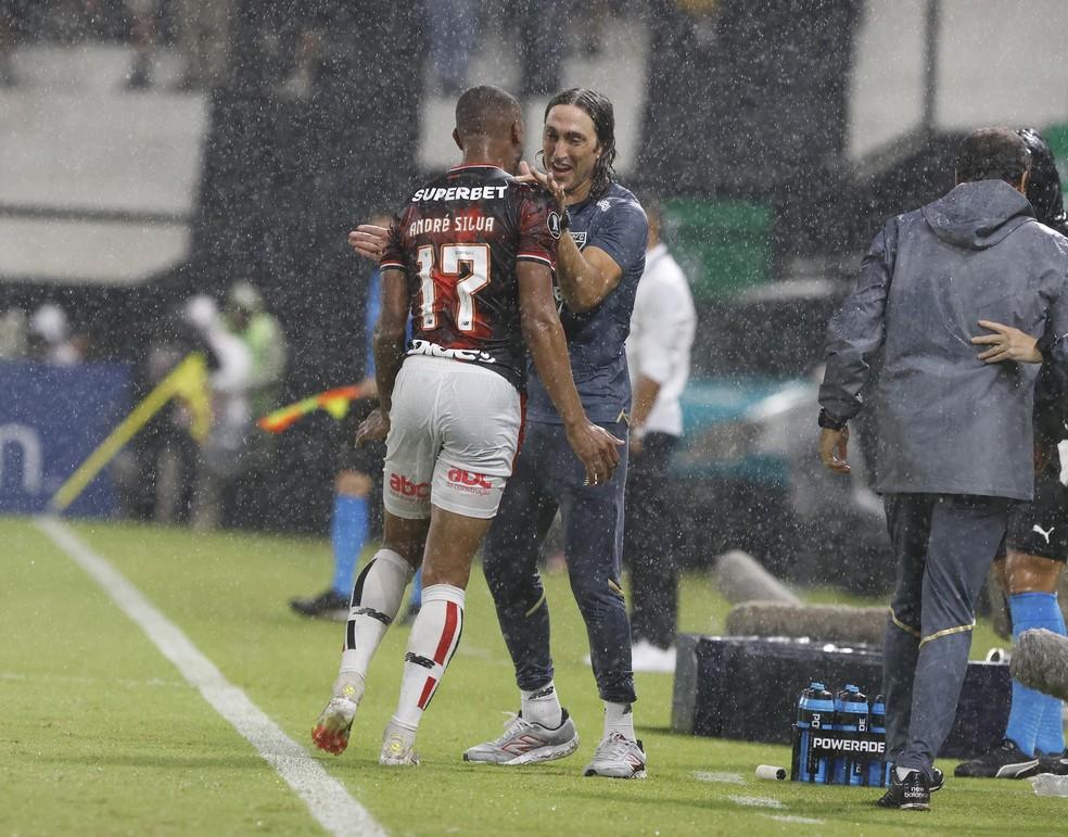 André Silva abraça Zubeldía em Libertad x São Paulo