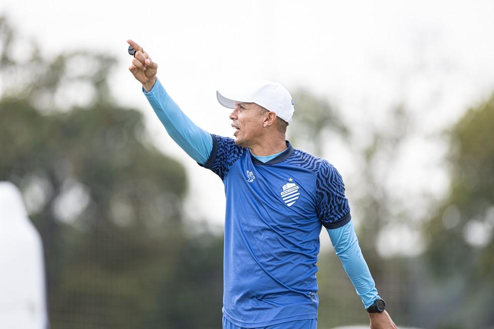 Higo Magalhães comanda treino do CSA