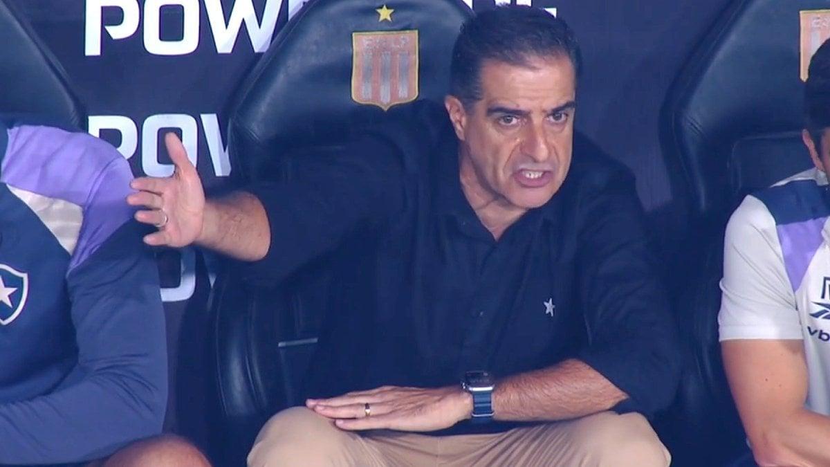 Renato Paiva durante Estudiantes x Botafogo na Libertadores 2025