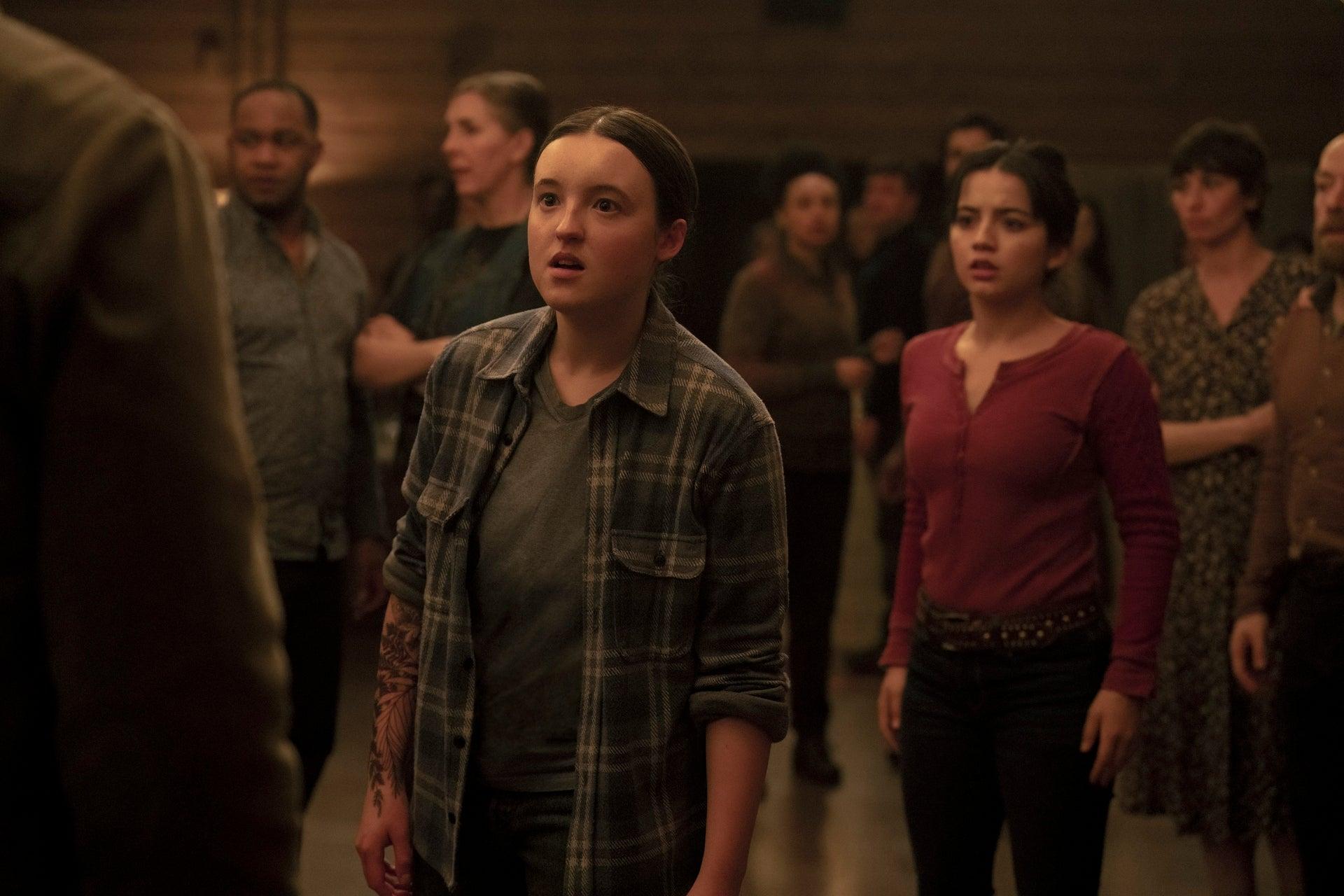 Bella Ramsey como Ellie e Isabela Merced como Dina na 2ª temporada de 'The Last of Us'.