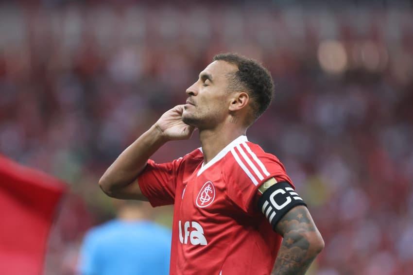 Alan Patrick comemora gol