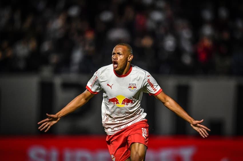 Jhon Jhon comemora gol do Bragantino contra o Cruzeiro
