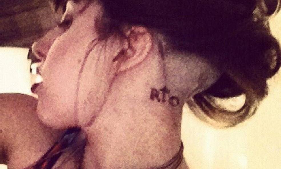 Lady Gaga e sua tatuagem com a palavra 'Rio'