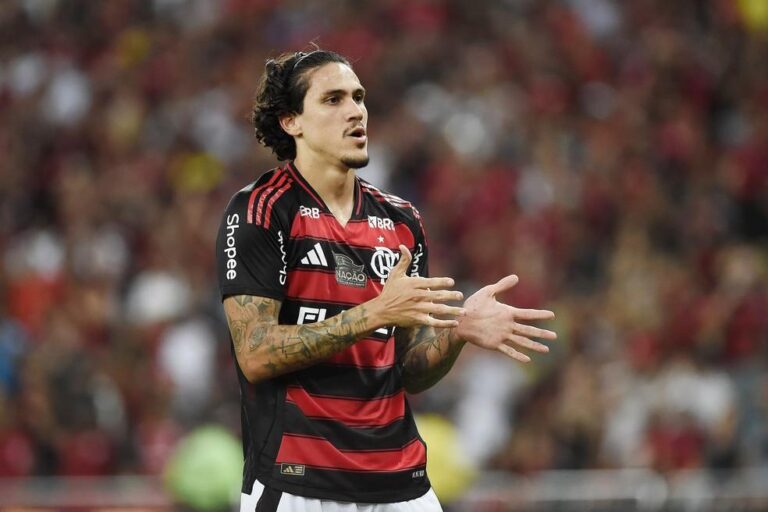 Pedro celebra volta triunfante ao Flamengo com dois gols na goleada sobre o Juventude