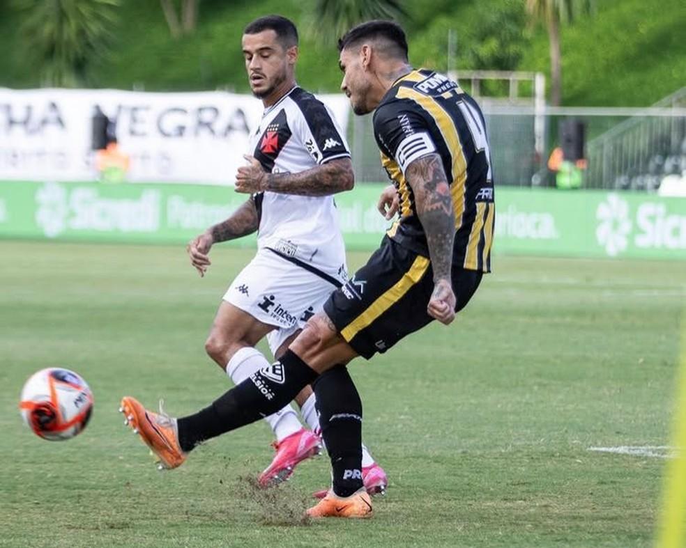 Fabrício, zagueiro do Volta Redonda, fora da partida contra o CRB.