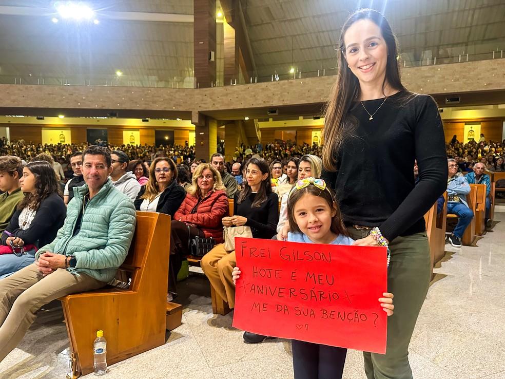Carina e a filha Cecília no Santo Rosário do Frei Gilson, na Canção Nova