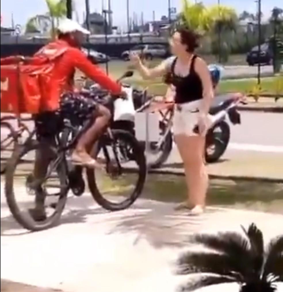 Delegada xinga entregador exigindo delivery na porta de apartamento em Belém.