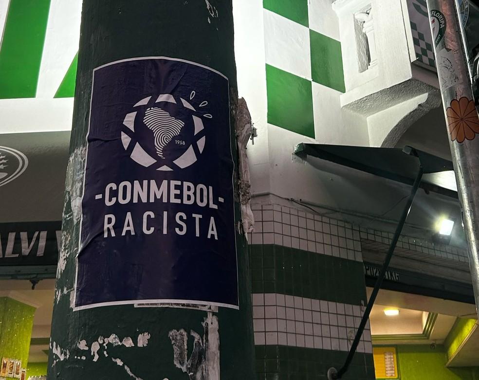 Cartaz da torcida do Palmeiras na região do Allianz Parque