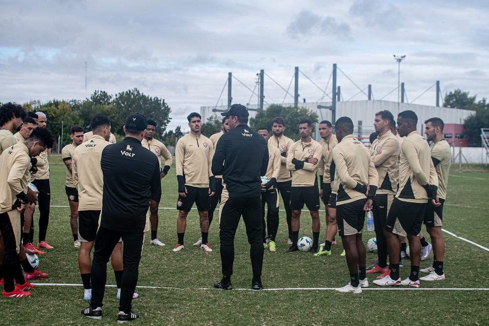 Thiago Carpini com os jogadores do Vitória