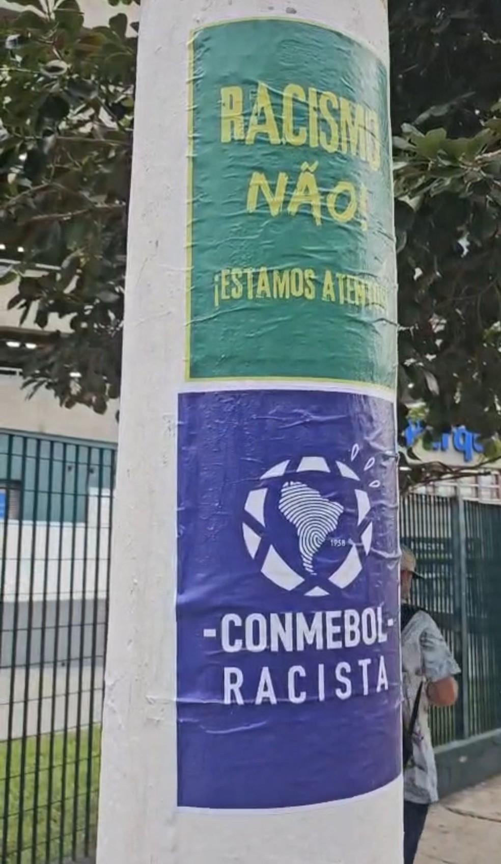 Cartazes de 'Conmebol racista' são colados ao redor do Allianz Parque