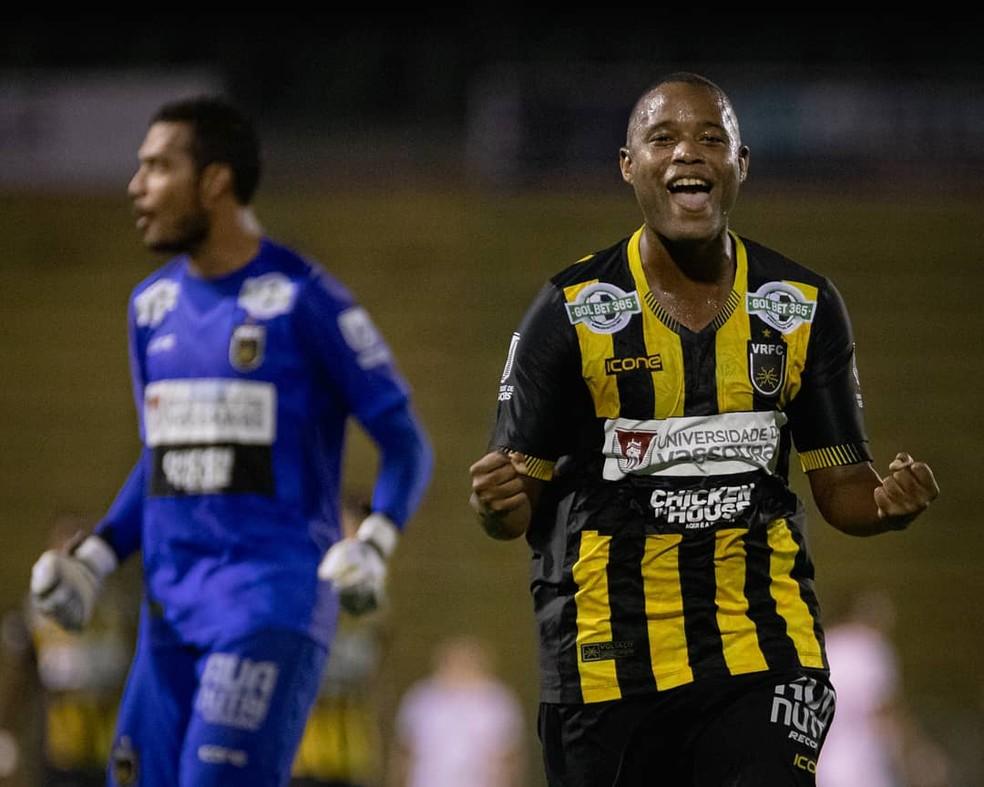 Luciano Naninho comemora gol do Voltaço.