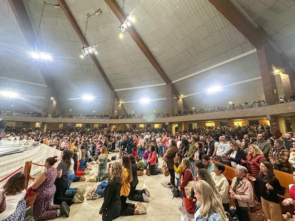 Fiéis lotam santuário da Canção Nova para o Santo Rosário do Frei Gilson