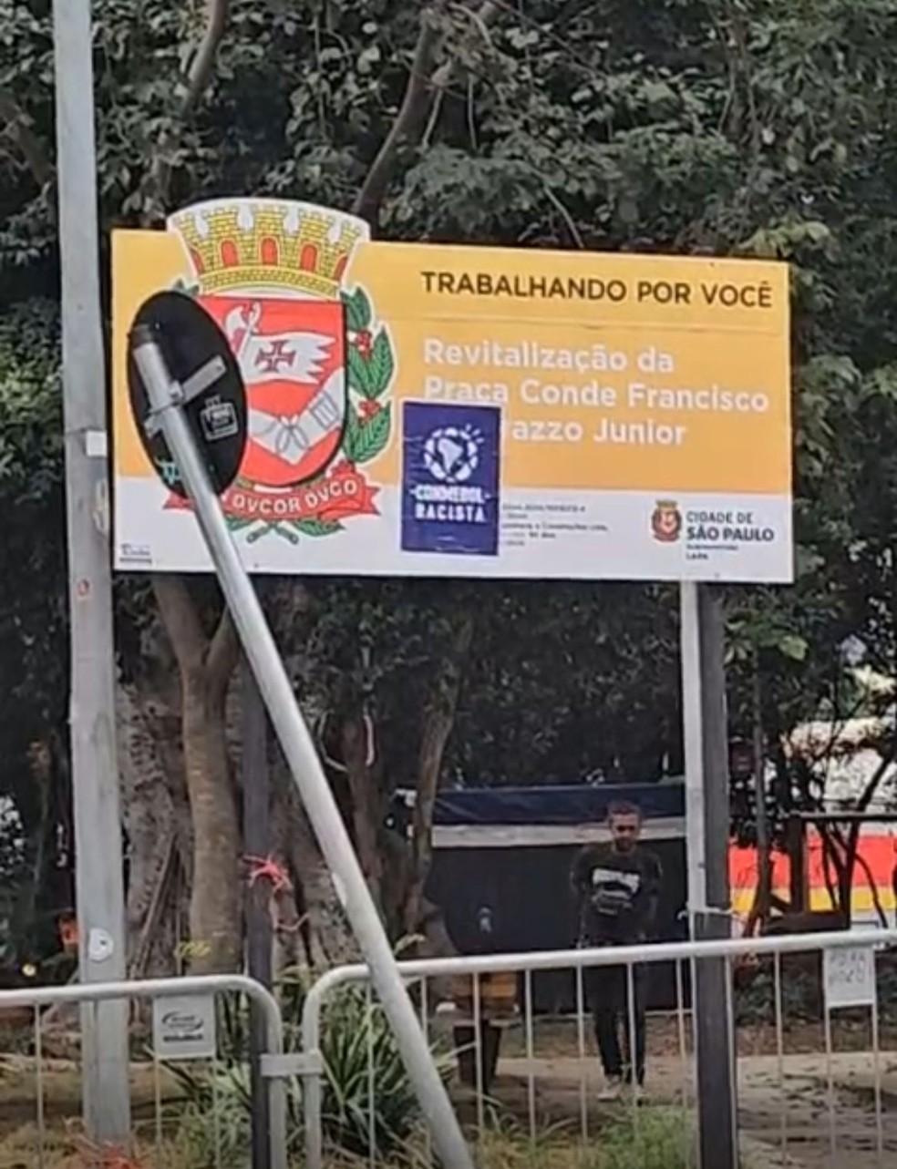 Cartazes de 'Conmebol racista' ao redor do Allianz Parque