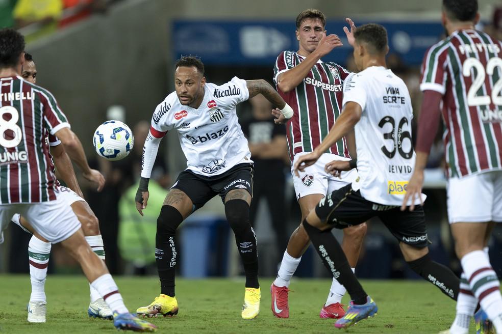 Neymar disputa a bola em Fluminense x Santos