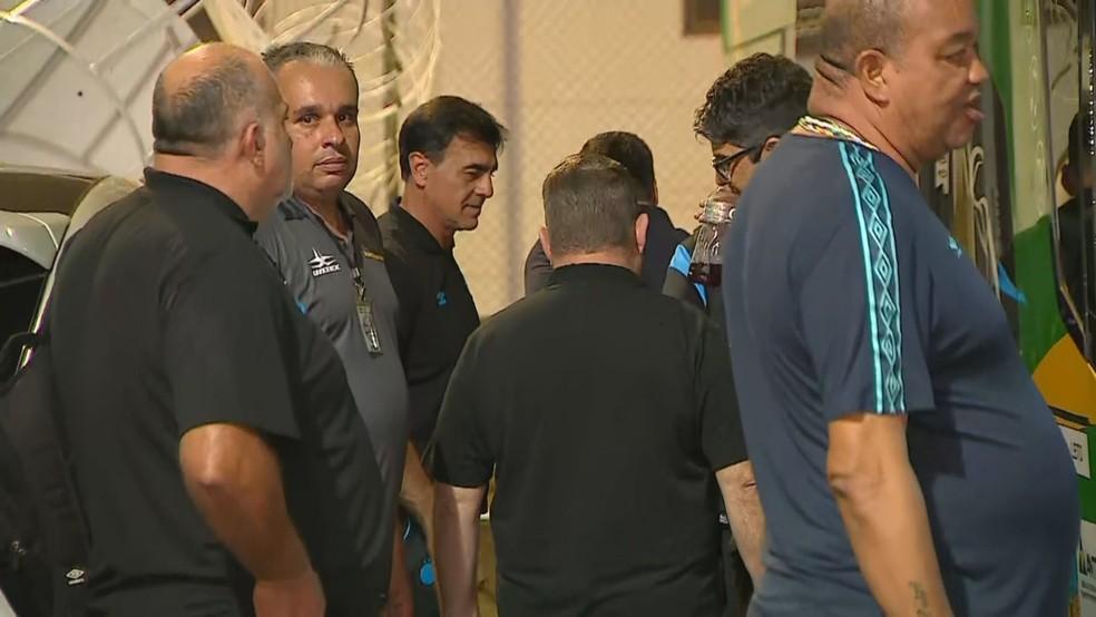 Gustavo Quinteros deixou o estádio no mesmo ônibus em que estavam os jogadores e a direção do Grêmio