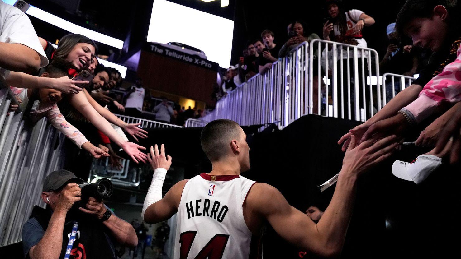 Tyler Herro cumprimenta fãs após vitória dos Miami Heat
