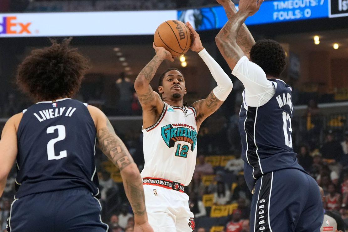 Ja Morant arremessando na vitória dos Grizzlies sobre os Mavericks