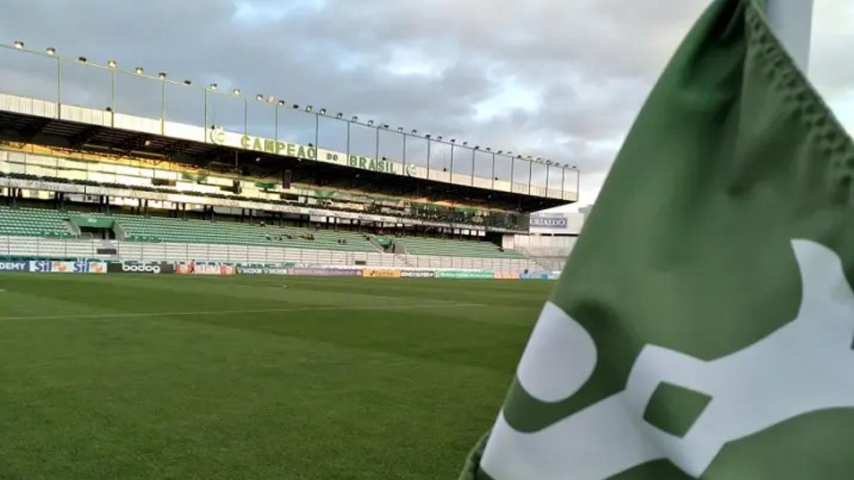 Estádio Alfredo Jaconi durante um jogo de futebol