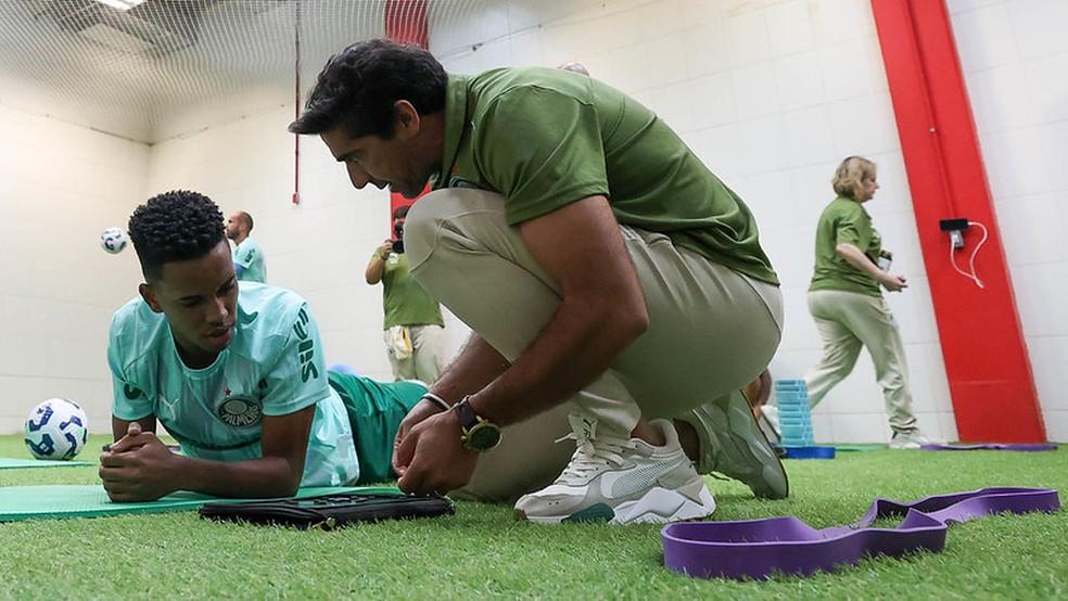 Abel Ferreira orienta Estêvão antes de vitória sobre o Internacional