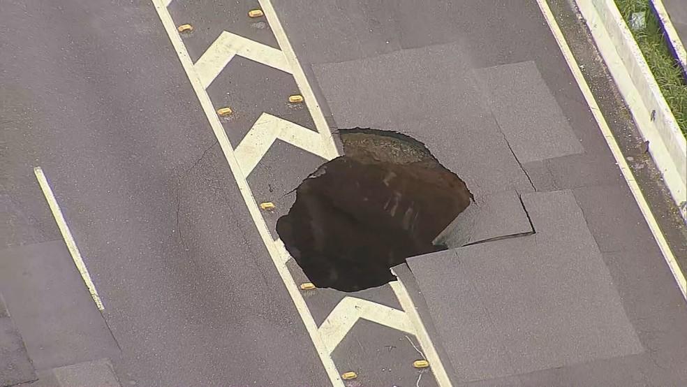 Marginal Tietê é interditada após asfalto ceder e abrir cratera