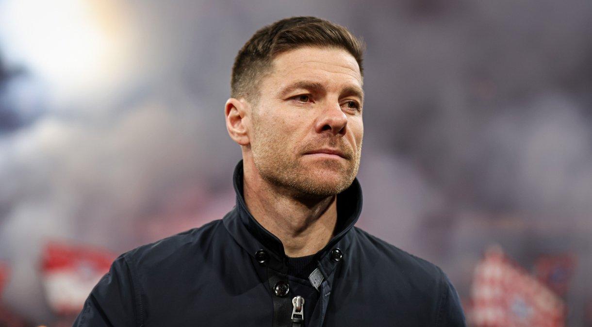 Xabi Alonso em jogo do Bayer Leverkusen na Champions