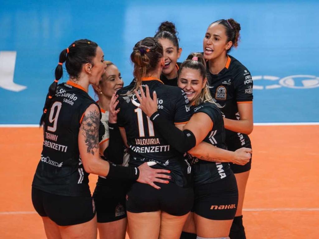 Partida de vôlei entre Osasco e Minas