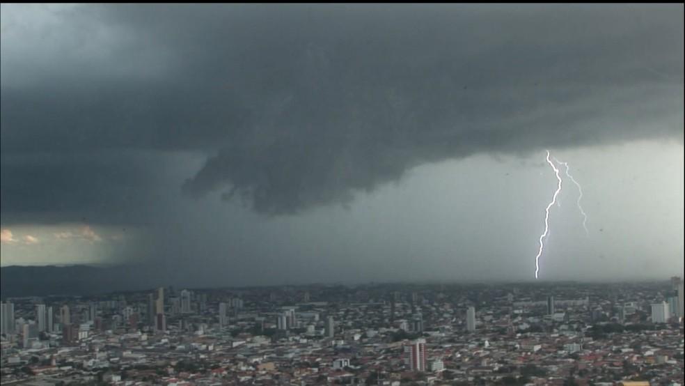 Registro de raio durante tempestade.