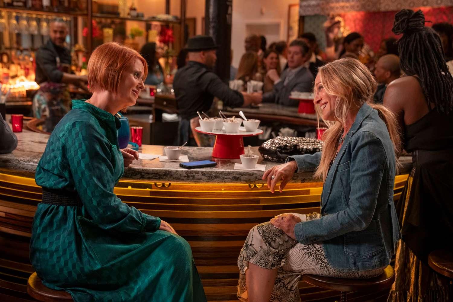 Cynthia Nixon e Sarah Jessica Parker em And Just Like That - temporada 3