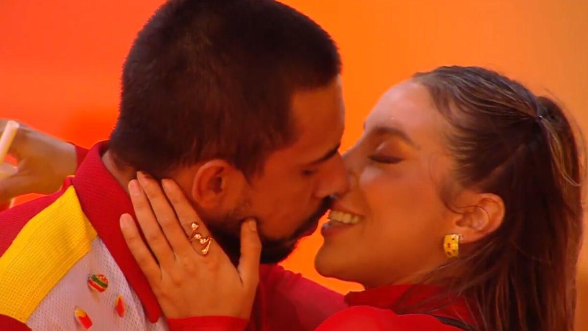 Beijo entre Renata e Maike BBB 25.