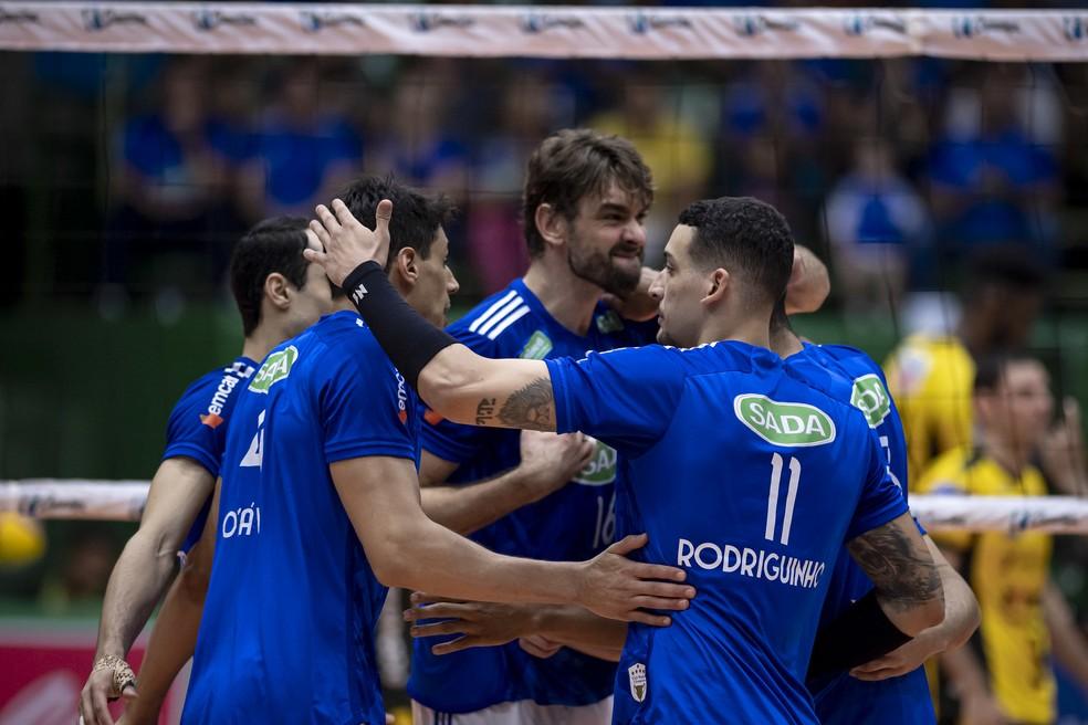 Cruzeiro comemora ponto contra o Praia Clube