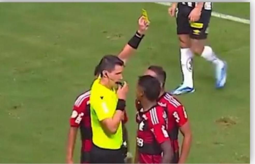 Nos acréscimos do jogo, Bruno Henrique toma o cartão amarelo após falta em Soteldo, do Santos.